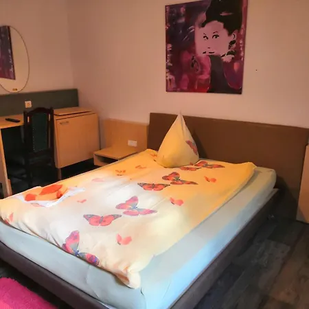 Und Gaststaette Bierstuebchen فندق Heiningen